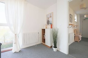2 Bed Apartment Overlooking Water