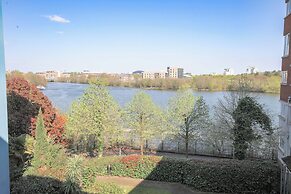 2 Bed Apartment Overlooking Water