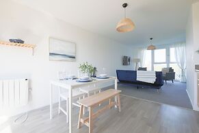 2 Bed Apartment Overlooking Water