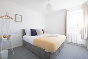2 Bed Apartment Overlooking Water