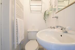 2 Bed Apartment Overlooking Water