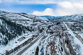 Alpine Oasis Luxury Living Near Vail With Outdoor Oasis Pool and Game 