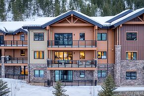 Alpine Oasis Luxury Living Near Vail With Outdoor Oasis Pool and Game 