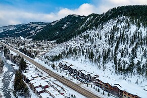 Alpine Oasis Luxury Living Near Vail With Outdoor Oasis Pool and Game 