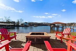 Pleasant Cove Waterfront Getaway With Fire Pit Deck and Private Lake A