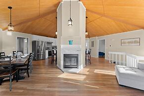 Pleasant Cove Waterfront Getaway With Fire Pit Deck and Private Lake A