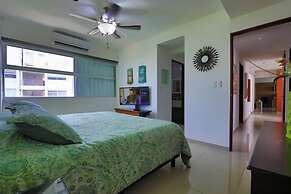 Spacious Condo with Gym & Pool Cancun