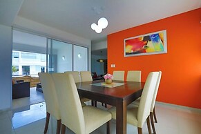 Spacious Condo with Gym & Pool Cancun