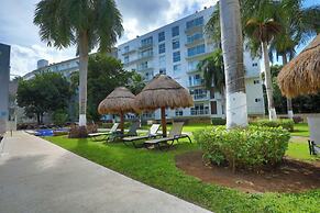 Spacious Condo with Gym & Pool Cancun