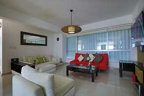 Spacious Condo with Gym & Pool Cancun