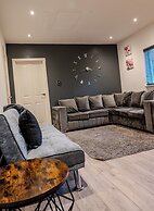 4br-sleeps8-privategarden-freeparking