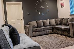 4br-sleeps8-privategarden-freeparking