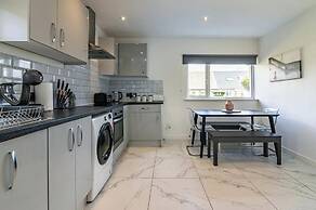 4br-sleeps8-privategarden-freeparking