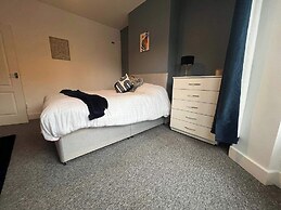 Lena St - 3 Bedroom House - Sleeps 6 - Wifi