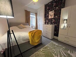 Lena St - 3 Bedroom House - Sleeps 6 - Wifi