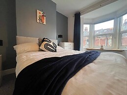 Lena St - 3 Bedroom House - Sleeps 6 - Wifi