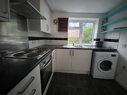 Lena St - 3 Bedroom House - Sleeps 6 - Wifi