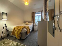 Lena St - 3 Bedroom House - Sleeps 6 - Wifi