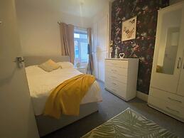 Lena St - 3 Bedroom House - Sleeps 6 - Wifi