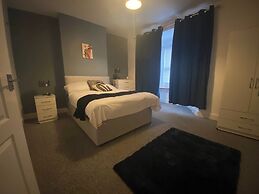 Lena St - 3 Bedroom House - Sleeps 6 - Wifi