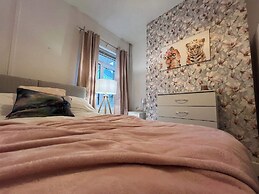 Lena St - 3 Bedroom House - Sleeps 6 - Wifi