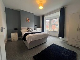 Lena St - 3 Bedroom House - Sleeps 6 - Wifi