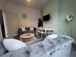 Lena St - 3 Bedroom House - Sleeps 6 - Wifi