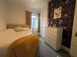 Lena St - 3 Bedroom House - Sleeps 6 - Wifi