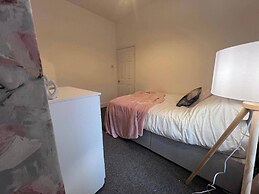 Lena St - 3 Bedroom House - Sleeps 6 - Wifi