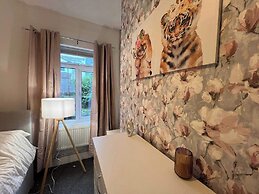 Lena St - 3 Bedroom House - Sleeps 6 - Wifi