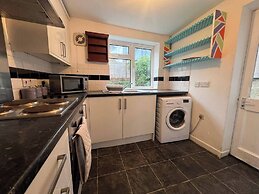 Lena St - 3 Bedroom House - Sleeps 6 - Wifi