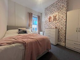 Lena St - 3 Bedroom House - Sleeps 6 - Wifi