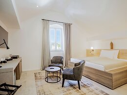 MARSHAL CLUB HOTEL