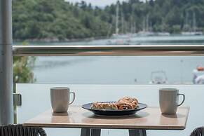 Captain's Seafront Apartments