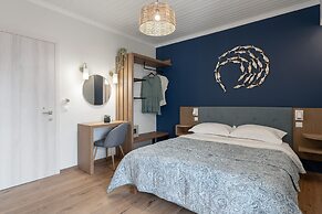 Captain's Seafront Apartments