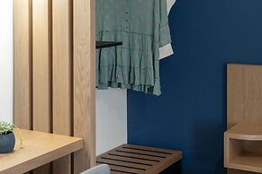 Captain's Seafront Apartments