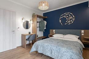 Captain's Seafront Apartments