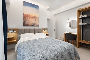 Captain's Seafront Apartments