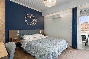 Captain's Seafront Apartments