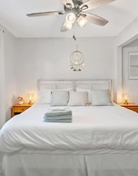 Chic Downtown Sarasota Cottage Retreat