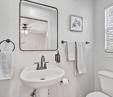 Chic Downtown Sarasota Cottage Retreat