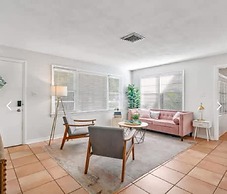 Chic Downtown Sarasota Cottage Retreat