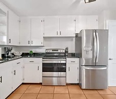 Chic Downtown Sarasota Cottage Retreat