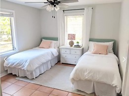 Chic Downtown Sarasota Cottage Retreat