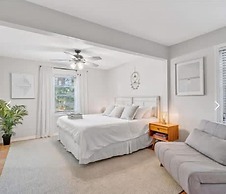 Chic Downtown Sarasota Cottage Retreat