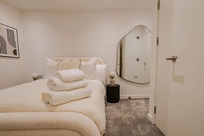 Bianco Suite 2BR With City Views