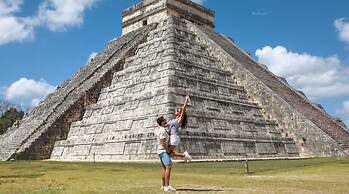 Tropical House With Private Pool in Downtown