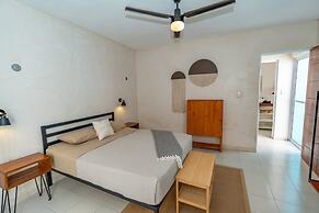 Tropical House With Private Pool in Downtown