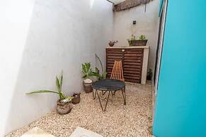 Tropical House With Private Pool in Downtown