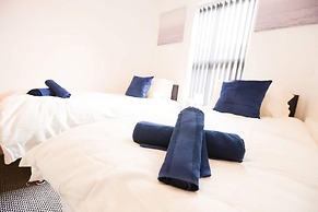 House-sleeps8-parking-garden